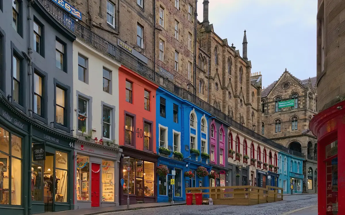 Victoria Street a Edimburgo, con le facciate colorate dei negozi lungo la curva in salita