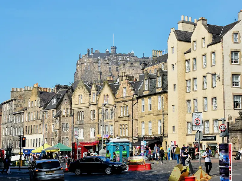 Il Grassmarket di Edimburgo con il castello sullo sfondo