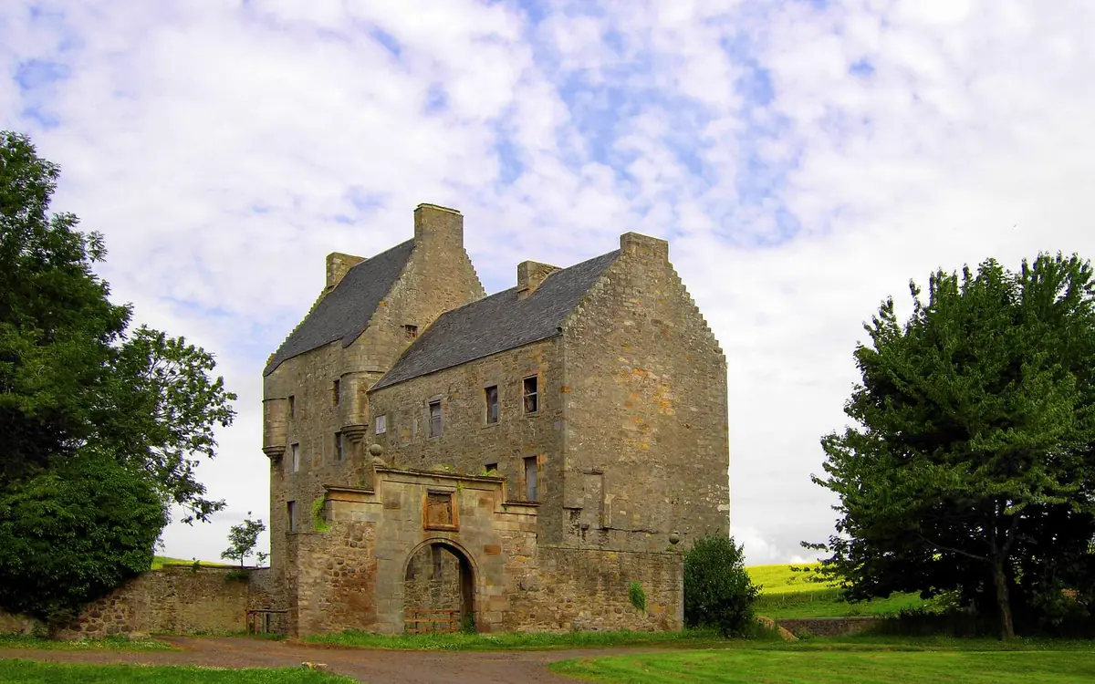Midhope Castle, la casa-torre in pietra usata come Lallybroch nella serie
