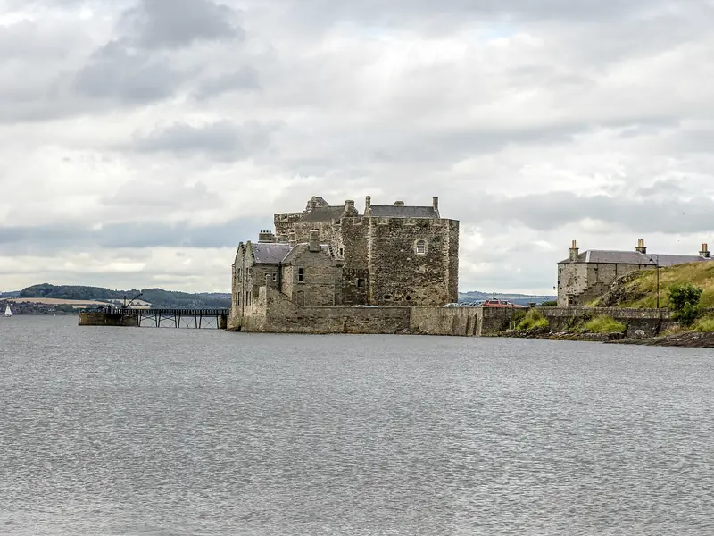 Blackness Castle sul Firth of Forth, visto dall'acqua