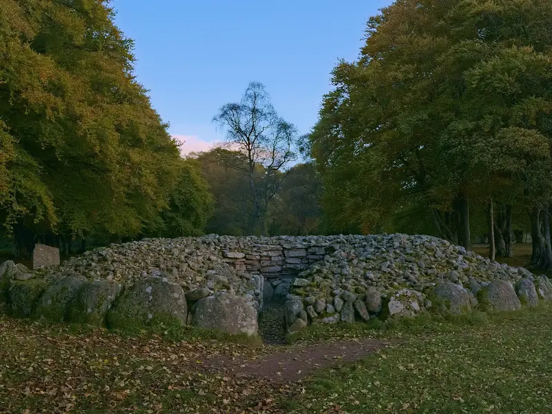 Il cairn di Balnuaran of Clava fra gli alberi in autunno