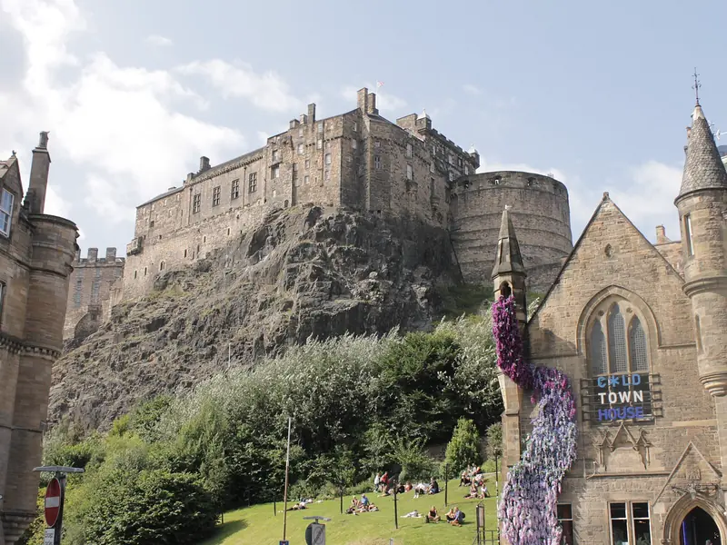 Il castello di Edimburgo sulla rupe, visto dal Grassmarket